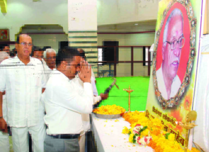 Shri.Prashant Thakur Giving Condolence to Late.shri.D.B.Patil. 1
