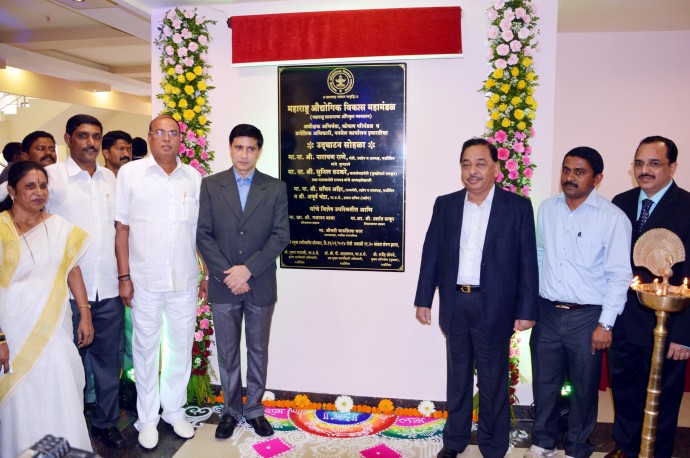 State industries minister Narayan Rane inaugurated the Maharashtra Industrial Development Corporation (MIDC) office in Khanda Colony. 1