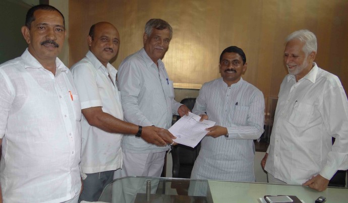 Shree Ibrahim Metkar and colleagues requesting Maharashtra MLA Prashant Thakur for Land for Urdu School Development 1