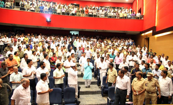 Young Indian politician Prashant Thakur declared that he will work towards betterment of lives of Panvel rickshaw drivers 1