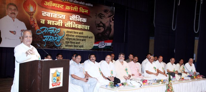 Young Indian politician Prashant Thakur felicitates and honours freedom fighters 1