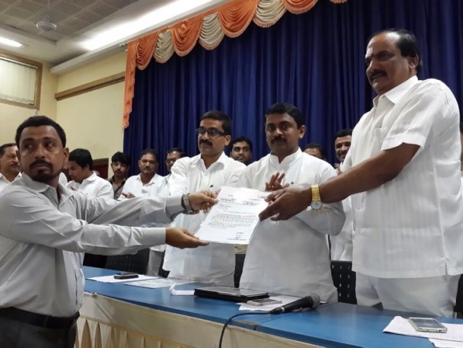 MLA Prashant Thakur distributes appointment letters to new appointees for the Panvel Congress 1