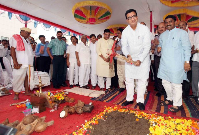 <!--:en-->Hon. minister Balasaheb Thorat at the foundation ceremony of an administrative office.<!--:--><!--:hi--> मा. मंत्री बाळासाहेब थोरात यांनी पनवेल प्रशासकीय भावनाचे भूमिपूजन केले <!--:--> 1