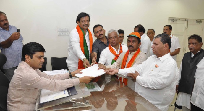 <!--:en-->Young Indian politician Prashant Thakur officially filled his candidature for the 188 Panvel Vidhan Sabha as a member of the BJP on 26th September<!--:--><!--:hi-->प्रशांत ठाकूर यांनी आज भव्य मिरवणुकीने आणि प्रचंड जल्लोषात १८८ विधानसभा मतदार संघातून भारतीय जनता पक्षाचे अधिकृत उमेदवार म्हणून आपला अर्ज दाखल केला . <!--:--> 1