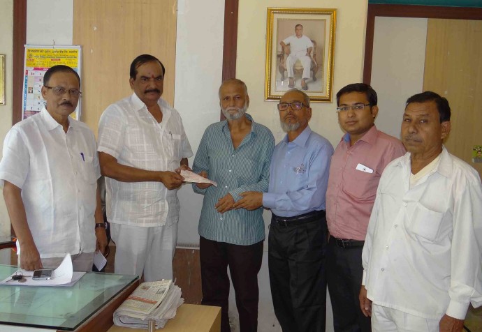 <!--:en-->MLA Prashant Thakur provides Hafij Damad with Rs. 10,000 for treatment <!--:--><!--:hi-->आमदार प्रशांत ठाकूर जनसंपर्क कार्यालयातून हाफिज दामाद यांना आर्थिक मदत <!--:--> 1