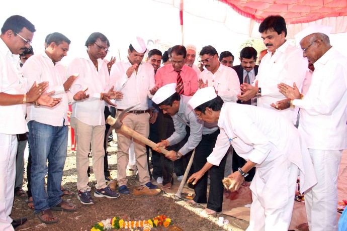 <!--:en-->"Balmer Lawrie & Company and the Rotary Club of Panvel" is being set up on behalf of the drinking water to the tank at padghe. While the foundation of his ....<!--:--><!--:hi-->" बामर लॉरी & कंपनी व रोटरी क्लब ऑफ पनवेल " यांच्या वतीने पडघे येथे पिण्याच्या पाण्यासाठी टाकी उभारण्यात येत आहे . त्याचे भूमिपूजन करताना ....<!--:-->