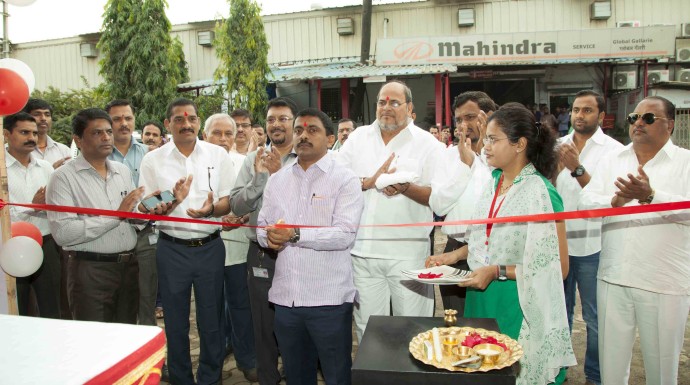 [:en]'' Mahindra Global Gallery "of the opening of the seven-day Free check-up camp for four wheeler[:hi]पनवेल तालुक्यातील पळस्पे येथे असलेल्या '' Mahendra Global Gallary " च्या वतीने आयोजित करण्यात आलेल्या सात दिवसीय मोफत चार चाकी वाहन तपासणी शिबिराचे उद्घाटन करताना ......[:] 1