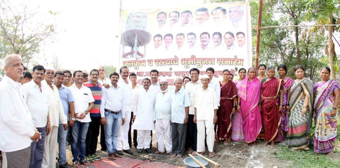 [:en]kolkhe village water tank foundation opening ceremony[:hi]पनवेल तालुक्यातील कोलखे गावात उभारण्यात येणाऱ्या '' जलकुंभाचे '' भूमिपूजन करताना ....[:]