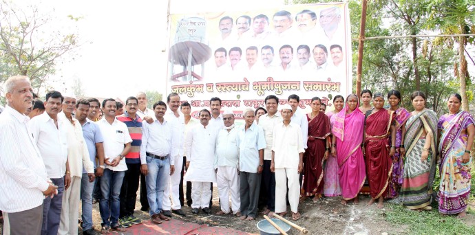 [:en]kolkhe village water tank foundation opening ceremony[:hi]पनवेल तालुक्यातील कोलखे गावात उभारण्यात येणाऱ्या '' जलकुंभाचे '' भूमिपूजन करताना ....[:] 1