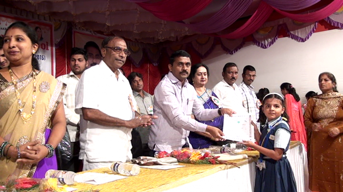 [:en]Rayat education institution English medium school kamothe honored students award Distribution[:hi]''रयत शिक्षण संस्थेच्या '' कामोठे येथील न्यू इंग्लिश मिडीयम स्कूलच्या वार्षिक स्नेहसंमेलनात गुणवंत विद्यार्थांना पारितोषिक देऊन गौरव करताना ......[:]