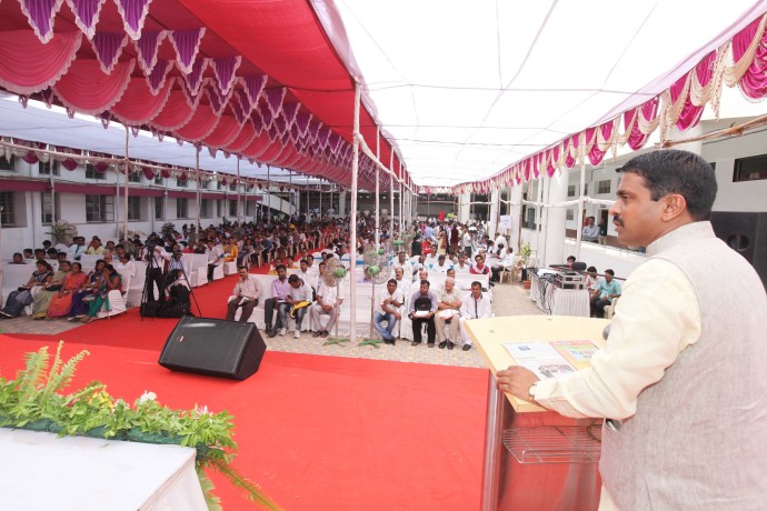 [:en]'' Mr. Ramsheth Thakur Social Development Board '' and '' MLA Prashant Thakur ' organized ''Malhar mega Job fair 2015 at C.K.T. Collage Khanda Colony[:hi]'' श्री. रामशेठ ठाकूर सामाजिक विकास मंडळ '' व ''आमदार प्रशांत ठाकूर '' यांच्या माध्यमातून सीकेटी महाविद्यालय खांदा कॉलोनी येथे '' मल्हार भव्य रोजगार मेळावा २०१५ '' आयोजित करणात आला होता. या मेळाव्याचे उद्घाटन '' लोकनेते रामशेठ ठाकूर '' यांचा हस्ते करणात आले . या मेळाव्यात १०० हून अधिक नामांकित कंपन्यांचा समावेश असून, मेळाव्यात ५६३९ तरुण-तरुणींनी आपला सहभाग नोंदविला .[:] 1