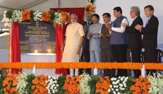 [:en]PM Narendra Modi lays Foundation Stone for 4th Container Terminal at JNPT. CM Devendra Fadnavis , Nitin Gadkarii were present[:hi]जवाहरलाल नेहरू पोर्ट ट्रस्ट ( JNPT ) च्या भारत मुंबई कंटेनर या चौथ्या टर्मिनलचे भूमिपूजन भारताचे लोकप्रिय पंतप्रधान मा. श्री. नरेंद्रजी मोदी यांच्या हस्ते करण्यात आले . यावेळी मुख्यमंत्री देवेंद्रजी फडणवीस , केंद्रीय मंत्री नितीनजी गडकरी यांची प्रमुख उपस्थिती होती .[:] 1