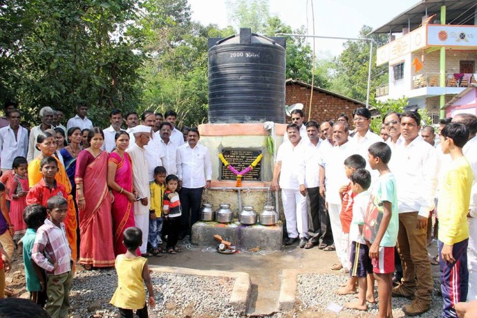 [:en]Taloje Majkur GramPanchayat structured the water lake & Boar-well at Vaman-Baba Wadi which were inaugurated & open for public issuse by MLA Prashant Thakur.[:hi]तलोजे मजकूर ग्रामपंच्यायातीच्या माध्यमातून वामनबाबा वाडी येथील आदिवासी ग्रामस्थांसाठी जलकुंभ बांधण्यात आले आहे . त्या बोरवेल आणी जलकुंभाचे लोकार्पण करताना ' आमदार प्रशांत ठाकूर ' .[:]