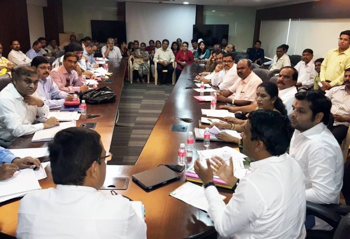 [:en]MLA Prashant Thakur Mate CIDCO joint MD Mr. Rajendra Chavhan to discuses the following points in are of Khanda Colony & New Panvel issued area resented are suffers [:hi]पनवेल मधील नागरी सुविधांसंदर्भात सिडको वसाहतीतील नागरिकांना भेडसावणारे प्रश्न लवकरात लवकर सुटावेत , तसेच त्या परिसरातील रखडलेली विकासकामे सिडकोने लवकरात लवकर करावीत, यासाठी आमदार प्रशांत ठाकूर यांनी सिडकोचे सह्व्यवस्थापकीय संचालक राजेंद्र चव्हाण यांच्या समवेत विभागाच्या अधिकाऱ्यांची सीबीडी बेलापूर येथील सिडको भवनात बैठक घेतली .[:]