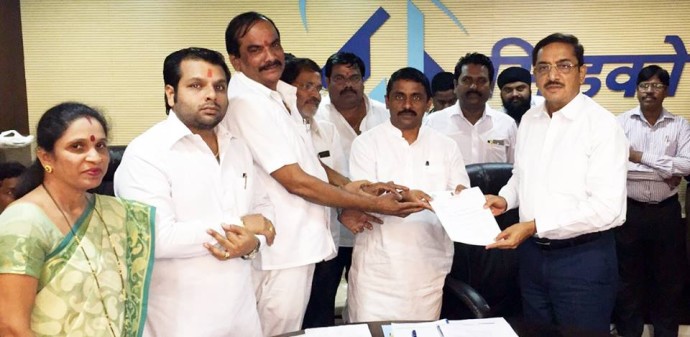 [:en]MLA Prashant Thakur have given a letter Cidco MD Mr. Sanjay Bhatiya & joint MD Mr.Rajendra Chavhan against the notice given by unathorised Section of Cidco to demolish the house building & Shedule tribes huts near the karanjade Gavthan are he also state in letter thet we will opp to Cidco action of cidco to not given to these people [:hi]पनवेल शहरातील कारंजाडे गावठाण शेजारील घरे व आदिवासींच्या झोपड्या व घरे पाडण्यासंदर्भात सिडको अतिक्रमण निर्मुलन विभागाने संबधितांना नोटीस दिल्या आहेत . सिडकोने येथे कार्यवाई केल्यास त्यास प्रखर विरोध केला जाईल , या संदर्भात सिडकोचे व्यवस्थापकीय संचालक संजय भाटीया तसेच सह्व्यवस्थापकीय संचालक राजेंद्र चव्हाण यांना लेखी निवेदन दिले .[:]