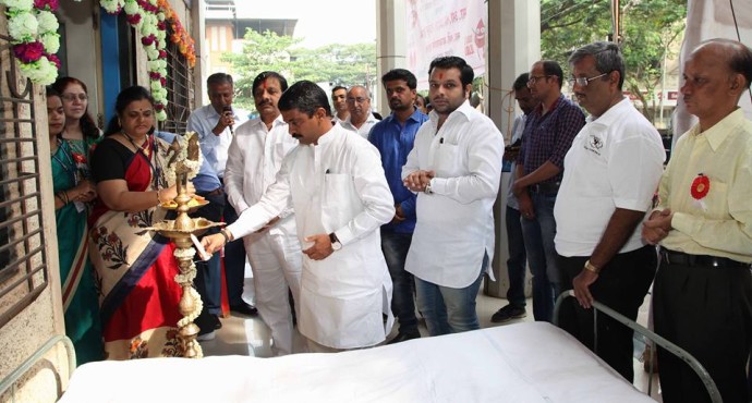 [:en]MLA Prashant Thakur Inaugurated the Blood Donation Camp organized by oriented insurance Co. & Kaccha Youth Sangh[:hi]पनवेल येथील ओरीएंटल इंश्युरन्स कंपनी आणि कच्छ युवक संघ यांच्या संयुक्त विद्यमाने रक्तदान व आरोग्य तपासणी शिबीर पनवेल शहरातील पायोनियर विभागात आयोजित करण्यात आले होते . या शिबिराचे उद्घाटन आमदार प्रशांत ठाकूर यांच्या हस्ते करण्यात आले .[:]