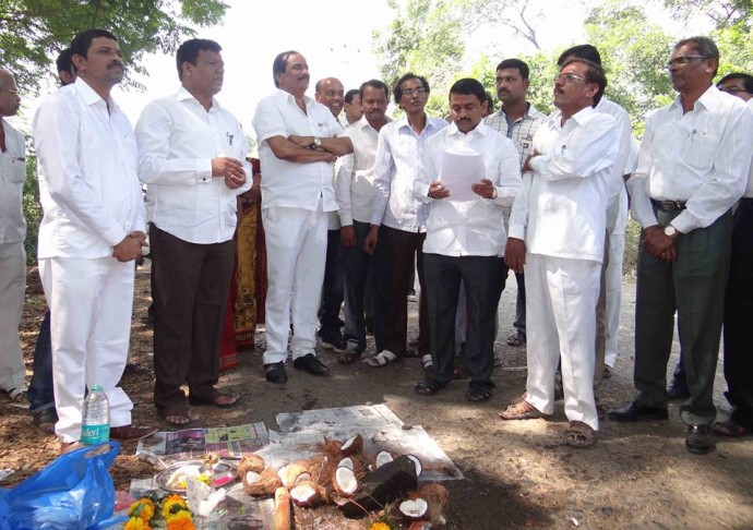 [:en]2.	MLA Prashant Thakur inaugurated the works progreme of follow roads which are to be strengthen ,widenthe & tar road [:hi]कार्यसम्राट आमदार प्रशांत ठाकूर यांच्या सातत्यपूर्ण पाठपुराव्यातून शासनाकडून मंजूर झालेल्या पनवेल मधील विविध कामाचे भूमिपूजन आज करण्यात आले[:]