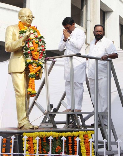 [:en]MLA Prashant Thakur Saluted Dr. BabaSaheb Ambedkar statue on the occusion og Savidhan Gourav Day [:hi]संविधान गौरव दिनानिमित्त भारतरत्न डॉ. बाबासाहेब आंबेडकर पूर्णाकृती पुतळ्यास अभिवादन करताना आमदार प्रशांत ठाकूर ...[:] 1