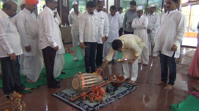 [:en]	MLA Prashant Thakur was taken Darshan & devote the Dindi of Late Nanajirao Kadam Varkari Sampraday, Koynavele[:hi]कैलासवाशी नानाजीराव कदम वारकरी संप्रदाय, कोयानावेले यांच्या आळंदी पायी दिंडीचे दर्शन घेतले.[:] 1