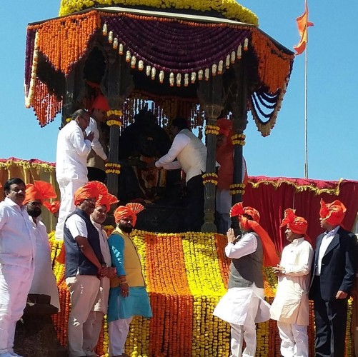 [:en]Chief Minister Mr.Devendra Phadanvis inaugurated the Raigad Fort Festival in which History of Chatrapati Shivaji Maharaj shown on this occasion Chief Minister told that History not to mentioned in the books but if should shown so that people will follows. Central Minister Anant Gite, Cultural Affairs Minister Vinod Ji Tawade, Finance Minister Sudhir Ji Mungantiwar, Raigad Guardian Minister Prakash Maheta, Raigad District BJP President – MLA Prashant Thakur present on that occasion.[:hi]छत्रपती शिवाजी महाराजांच्या संस्कृतीचा इतिहास सांगणाऱ्या रायगड महोत्सवाचे भव्य आयोजन रायगड किल्ल्यावर करण्यात आले आहे . या महोत्सवाचे उद्घाटन माननीय मुख्यमंत्री देवेंद्र फडणवीस जी यांच्या हस्ते करण्यात आले . त्यावेळी राजे शिवछत्रपतींना अभिवादन केले . इतिहास केवळ पुस्तकात न राहता आजच्या पिढीला शिवकालीन संस्कृतीची झलक पाहता यावी यासाठी या महोत्सवाचे आयोजन करण्यात आले आहे . यावेळी केंद्रीय मंत्री अनंत गीते , सांस्कृतिक कार्यमंत्री विनोद तावडे , वित्तमंत्री सुधीर मुंगट्टीवार , रायगडचे पालकमंत्री प्रकाश मेहता , रायगड जिल्हाध्यक्ष आमदार प्रशांत ठाकूर आदि मान्यवर उपस्थित होते .[:]