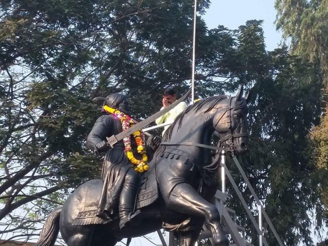 [:en]Let us pay our heartfelt respect to Chhatrapati Shivaji Maharaj, creator of Hindavi Swarajya, [:hi]हिंदवी स्वराज्याचे संस्थापक, न्यायनिष्ठ राज्यकर्ते छत्रपती शिवाजी महाराज यांना आज त्यांच्या जयंतीनिमित्त मानाचा मुजरा! [:]