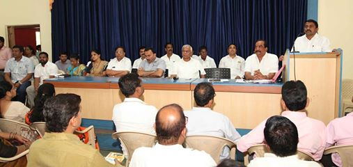 [:en]Panvel Taluka BJP Committee Meeting Held In the Presence Of Ex. Mp. Ramsheth Thakur & Raigad District BJP President MLA Prashant Thakur [:hi]भारतीय जनता पार्टीच्या पनवेल तालुका कार्यकारिणीची बैठक आज '' माजी खासदार लोकनेते रामशेठ ठाकूर '' यांच्या अध्यक्षतेखाली तसेच '' भाजपाचे रायगड जिल्हाध्यक्ष आमदार प्रशांत ठाकूर '' यांच्या प्रमुख उपस्थितीत संपन्न झाली. भाजपा स्थापनादिनानिमित्त विविध कार्यक्रमांचे आयोजन बुथ कमिटी व गाव कमिटी अशा विषयांवर ही बैठक पनवेल शहरातील मार्केट यार्डमधील श्री.रामशेठ ठाकूर सामाजिक विकास मंडळाच्या सभागॄहात झाली. रक्तदान व इतर सामाजिक उपक्रम राबवित भारतीय जनता पार्टीचा स्थापना दिन साजरा करण्यात येणार असून 10 एप्रिलला पनवेल, खारघर, कळंबोली, कामोठे अशा विविध ठिकाणी आयोजित करण्यात येणारे रक्तदान शिबीर यशस्वी करण्यासाठी प्रत्येक कार्यकत्र्यांने सज्ज रहावे असे आवाहन माजी खासदार लोकनेते रामशेठ ठाकूर यांनी केले.[:]