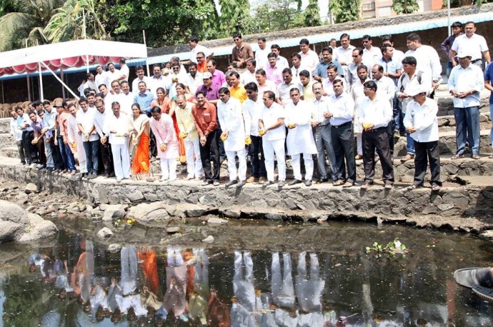 [:en]The purification , Cleaning of era programme started on the occasion of gudi padwa[:hi]पनवेलमध्ये नद्यांचे शुध्दीकरण व सुशोभिकरणाचा महत्वकांक्षी निर्णय आमदार प्रशांत ठाकूर यांच्या पुढाकाराने घेण्यात आला असून या प्रत्यक्ष कामाचा शुभारंभ गुढीपाडव्याच्या शुभमुहूर्तावर तक्का येथील गाढी नदीच्या पात्रात पार पडला. प्रत्येकाच्या जीवनात पाण्याचे महत्व अनन्य साधारण आहे, त्यामुळे पाण्याची बचत ही काळाची गरज असून त्यासाठी पनवेलमधील नद्यांचे शुध्दीकरण व सुशोभिकरण करण्याचे काम हाती घेण्यात आले आहे, या महत्वपूर्ण उपक्रमात सामाजिक संस्था, संघटना,तसेच नागरिकांनी सहभाग घ्यावा, असे आवाहन भाजपाचे जिल्हाध्यक्ष आमदार प्रशांत ठाकूर यांनी आज येथे केले.[:] 1