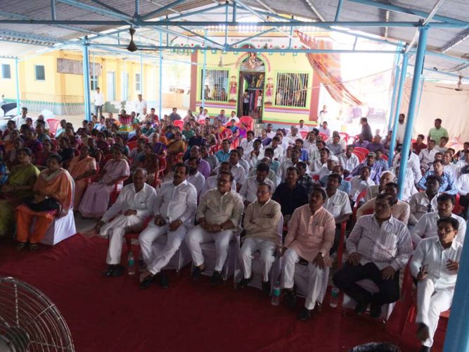 [:en]On the occuption of ''Gramoday To Bharat Uday'' Abhiyan Prime minister Shree Narendra Modi addrqsed the Indian people she tale camping shown in the umabarde Grampanchyat[:hi]पंतप्रधान नरेंद्र जी मोदी यांनी राष्ट्रीय पंचायती राज दिनाच्या निमित्ताने '' ग्रामोदय से भारत उदय '' अभियानातर्गत जनते पर्यंत पोचण्यासाठी , तसेच संपूर्ण भारतातील जनतेला प्रत्येक योजनेची माहिती मिळण्यासाठी विशेष ग्रामसभेचे आयोजन जमशेदपूर येथे केले होते . पेन तालुक्यातील उंबर्डे ग्रुप ग्रामपंचायत येथील धोंडपाडा या गावात कार्यक्रमाचे थेट प्रक्षेपण करण्यात आले होते . या वेळी भाजपचे केंद्रीय संघटन मंत्री व्ही . सतीश, कोकण विभाग संघटन मंत्री सतीश धोंड , पालकमंत्री प्रकाश जी मेहता , रायगड जिल्हा भाजपा अध्यक्ष आमदार प्रशांत ठाकूर आदि मान्यवर उपस्थित होते .[:]