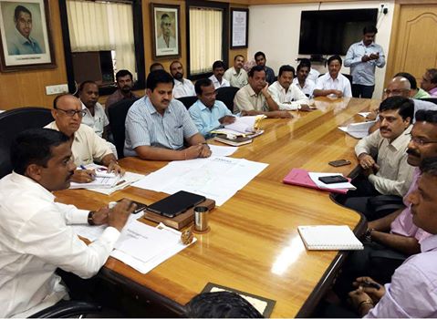 [:en] There is lot of reequirment of CNG in panvel area as MLA Prashant Thakur pointed the same to Mahanagar Gas Co. at Khanda Colony .Mahanagar Gas Co. Officers are eager to inerese the No. og CNG pump in panvel area as well among the Raigad District .[:hi]पनवेल प्रमाणेच जिल्हयातील इतर ठिकाणी सीएनजी (काँम्प्रेस्ड नॅचरल गॅस ) पंपाची उभारणी करावी यासाठी आमदार प्रशांत ठाकूर जनसंपर्क कार्यालयाच्यावतीने महानगर गॅस कडे मागणी करण्यात आली होती. त्या संदर्भात आज खांदा कॉलनी येथे आमदार प्रशांत ठाकूर यांच्या अध्यक्षतेखाली बैठक पार पडली. सीएनजीवर आधारित रिक्षा व इतर वाहनांची वाढती संख्या पाहता सीएनजी पंपांमध्ये वाढ होण्याच्या दॄष्टीकोनातून आमदार प्रशांत ठाकूर यांनी पाऊल उचलले असून पनवेल प्रमाणेच रायगड जिल्हयातील इतर तालुक्यांमध्ये सन 2017 मध्ये सीएनजीची सुविधा उपलब्ध होणार आहे.[:]