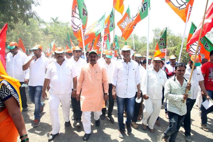 [:en]There is lot of Pollution in Taloja Industrial area to Taloja dumping Ground and Mumbai West Management in addition to that both are occupying 30 acers area for dumping ground due to the will be more Pollution in taloja area . to the so that sadguru Waman Baba Maharaj Arrange an morcha on the occupation MLA Prashant Thakur Joined the Morcha people ans told to support forever .[:hi]तळोजा औद्योगिक वसाहतीमधल्या रासायानिक व औद्योगिक कचऱ्यावर प्रक्रिया केली जाते. या ठिकाणी कंपनीच्या प्रोसेस मुले प्रचंड प्रमाणात प्रदुषण होत आहे आणि त्याच्या मुले परिसरातील नदीचे पाणी प्रदुषित झाले असून परिसरातील शेती नापिक झाली आहे. तळोजा औद्योगिक क्षेत्रातील प्रदुषणामुळे परिसरातील गावांचे जनजीवन धोक्यात आले असून येथील प्रदुषण पूर्णपणे बंद झाल्याशिवाय स्वस्थ बसायचे नाही असे स्पष्ट प्रतिपादन भारतीय जनता पार्टीचे रायगड जिल्हा अध्यक्ष आमदार प्रशांत ठाकूर यांनी तळोजा औद्योगिक वसाहतीत आज केले. तालोज्यातील सिडको डम्पिंग ग्राउंड व मुंबर्इ वेस्ट मनेजमेंट यांच्या माध्यमातून होत असलेले प्रदुषण तसेच 30 एकर जमिनीवर आणखी एक नविन डंम्पिंग ग्राउंड प्रकल्पाचा घाट घातल्याने सदगुरू वामनबाबा महाराज प्रदुषण विरोधी संघर्ष समितीच्यावतीने व्यसनमुक्ती संघटनेचे महाराष्ट्र राज्य अध्यक्ष बंडातात्या महाराज कराडकर व वारकरी सांप्रदाय महामंडळाचे अध्यक्ष प्रकाशमहाराज जवंजा यांच्या मार्गदर्शनाखाली सर्वपक्षीय मोर्चा काढण्यात आला. त्यावेळी आमदार प्रशांत ठाकूर यांनी या मोर्चात कार्यकत्र्यांसह सहभागी होऊन पाठिंबा देत सदैव पाठिशी राहण्याचे आश्वासन समितीला दिले.[:]