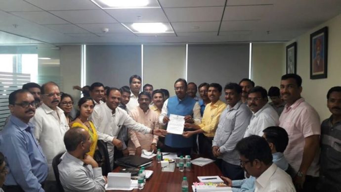 [:en]MLA Panvel Mr. Prashant Thakur , in a meeting called by Hon. Min . Energy Mr. Bavankule demanded to complete the infrastructural work of electrification of Panvel urban & rural area immediately .[:hi]पनवेल ग्रामीण व शहरी भागातील विद्युतीकरणा बाबतच्या पायाभूत सुविधांची कामे लवकरात लवकर पूर्ण करावी . अशी मागणी रायगड जिल्हा अध्यक्ष आमदार प्रशांत ठाकूर यांनी महाराष्टाचे उर्जा मंत्री चंद्रशेखर बावनकुळे साहेब यांना मुंबई येथील बैठकीत केली .[:] 1