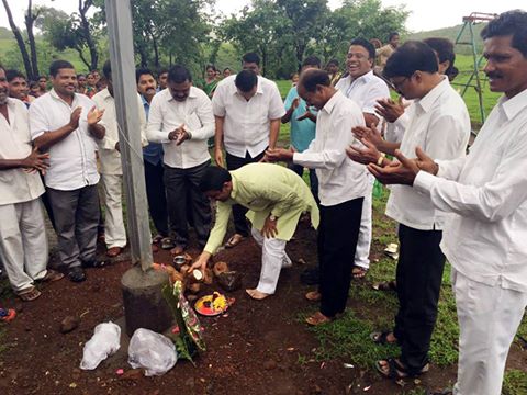 [:hi]पनवेल तालुक्यातील स्वातंत्रयपूर्वी काळापासून अंधारात राहिलेल्या आदिवासीवाडयांमध्ये येरमाळा , भल्याचीवाडी व करंबेली या आदिवासीवाडयांमध्ये आमदार प्रशांत ठाकूर यांच्या प्रयत्नातून विद्युतीकरणाचे काम झाले . त्यावेळी आमदार प्रशांत ठाकूर यांनी गारमाळला वीज विद्युत देण्याचे आश्वासन दिले होते. त्यानुसार त्यांनी पाठपुरावा व प्रयत्न करीत गारमालला वीज कायान्वित करून आश्वासनपूर्ती केली. या विद्युतीकरणाचे लोकार्पण भाजपाचे रायगड जिल्हा अध्यक्ष आमदार प्रशांत ठाकूर यांच्या हस्ते गारमाल येथे झाले. यावेळी आदिवासी बांधवांच्या चेहऱ्यावर आनंद ओसांडून वाहत होता.[:] &raquo; MLA Prashant Thakur