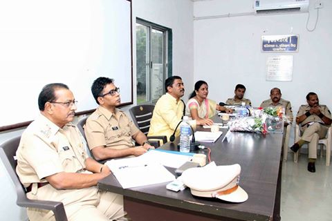 [:en]Problem of traffic congestion in the Panvel city is increasing day by day with expansion of city area and population. To ease the traffic and to seek remedial measures MLA Prashant Thakur conducted a meeting at Manthan Hall Panvel of all the police traffic personel and reviewed the situation.[:hi]पनवेलचा विस्तार दिवसेंदिवस वाढत असून त्याचबरोबर वाहतूक कोंडीच्या समस्यांतही वाढ होत आहे . या समस्येवर उपाययोजना करण्या करिता रायगड जिल्हा भाजप अध्यक्ष आमदार प्रशांत ठाकूर यांच्या अध्यक्षतेखाली पनवेल पोलीस ठाणे येथील मंथन हॉल येथे बैठक अयोहित करण्यात आली होती . यावेळी वाहतूक च्या अनेक मुद्यांवर चर्चा झाली .[:]