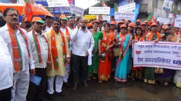 [:en]A Morcha on the Pen Municipal Office,to address the problem of malfunction in disposal of solid waste,adultarated water supplied by Pen Municipal Council,was organised by Womens wing of BJP. The Morcha alongwith office bearers of was headed by Shri. Prashant Thakur C. O. Pen Municipality assured clean drinking water supply the participant that within 15 days .daysclean drinking water supply within 15 days. Shri. Prashant Thakur stressed that if rhis is not done a severe agitation will take place again[:hi]पेण शहरात नागरपरिषदेतर्फे होणाऱ्या गढूळ, अशुद्ध , पिण्याअयोग्य पाणीपुरवठा व घनकचऱ्याचे अयोग्य व्यवस्थापनाच्या निषेथार्थ भाजपा महिला आघाडीतर्फे '' रायगड जिल्हा अध्यक्ष आमदार प्रशांत ठाकूर '' यांच्या नेतृत्वाखाली पेण नागरपरिषदेवर '' धडक '' मोर्चा काढण्यात आला . यावेळी मुख्याधिकारी यांनी १५ दिवसाच्या आत स्वच्छ पाणीपुरवठा करण्याचे आश्वासन दिल . मात्र स्वच्छ पाणीपुरवठा न केल्यास यापेक्षाही उग्र स्वरूपातील आंदोलन करण्यात येईल असा इशारा आमदार प्रशांत ठाकूर यांनी दिला .[:] &raquo; आमदार प्रशांत ठाकूर