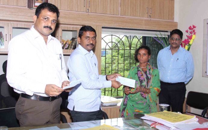 [:en]Today In Panvel office shri Prashant Thakur MLA distributed cheques of financial assistance to the eligible beneficiaries of National Family Pension Scheme. family head of below poverty line family dies his legal heirs are awarded rs. 20000 as benefited amont under National Family Pension Plan. Under this plan Shree/Smt . Tarabai Hasuram Nirguda, Naresh Bhagwan Pawar , Namu Bharat waghe,Dhanma basavraj Kalyani ,Sangita Rama Kokare ,Susgilabai Bhagwat Kalal,Indu Wasant Katkari ,Laxmi Parshuram waghmare benefited today.[:hi]दारिद्रय रेषेखालील कुंटुंबातील कुटुंब प्रमुखाचा मॄत्यू झाल्यास त्याच्या वारसाला शासनाच्या माध्यमातून राष्ट्रीय कुटुंबलाभ योजनेतंर्गत 20 हजार रूपयांची आर्थिक मदत केली जाते. या योजनेंतर्गत ताराबार्इ हासुराम निरगुडा (रा.वांगणी तर्फे तळोजे ) नरेश भगवान पवार (रा.गंगेची वाडी¹आपटा) नामु भरत वाघे (रा.दाभुलवाडी¹आपटा) धानमा बसवराज कल्याणी (रा.पनवेल) संगिता रामा कोकरे(रा.सारसर्इ) सुशिलाबार्इ भागवत कलाल(रा.पनवेल) इंदु वसंत कातकरी (रा.चेरिवली) लक्ष्मी परशुराम वाघमारे (रा.बारापाडा) यांना प्रत्येकी 20 हजारआर्थिक मदतीचे धनादेश आमदार प्रशांत ठाकूर यांच्या हस्ते आज पनवेल तहसील कार्यालयात प्रदान करण्यात आले. यावेळी तहसीलदार दीपक आकडे यांनी सांगितले की आमदार प्रशांत ठाकूर यांनी केलेल्या सुचनेनुसार या लाभार्थींना कायम मदत व्हावी यासाठी आम्ही प्रयत्न करणार असून यातील पात्र लाभार्थींना संजय गांधी निराधार योजनेचा लाभ मिळवून देणार आहोत.[:] &raquo; MLA Prashant Thakur