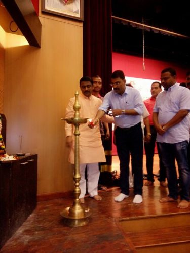 [:en]Sh. Satish Parab inaugurated a programme namely 'Bhavya Udyojak Nirman Karyashala' organised on the eve of Birth Anniversary of MLA Sh Prashant Thakur at Krantiveer Vasudev Balwant Phadke Natyagriha Panvel. Sh Parab guided the audience about farm and farm related supplimentary small industry such as 1.Goat farming 2.Poultry 3.Fish farming.[:hi]रायगड जिल्हा भाजपा अध्यक्ष पनवेलचे कार्यसम्राट आमदार श्री. प्रशांत ठाकूर यांच्या वाढदिवसा निमित्त "भव्य उद्योजक निर्माण कार्यशाळा" या कार्यक्रमाचे आयोजन आद्य क्रांतीवीर वासुदेव बळवंत फडके नाट्यगृह ,पनवेल येथे करण्यात आले होते .या कार्यक्रमाच्या उद्घाटन मा श्री .सतीश परब यांच्या हस्ते करण्यात आले . या कार्यशाळेत शेती व शेती शी निगडित जोड उद्योग 1.देशी गायींचे अर्थशास्त्र 2. बंधिस्त शेळीपालन 3. कुक्कुटपालन 4.मत्स्य शेती व्यवसाय आदि विषयांवर विशेष मार्गदर्शन श्री . सतीश परब यांनी केले .[:] &raquo; आमदार प्रशांत ठाकूर