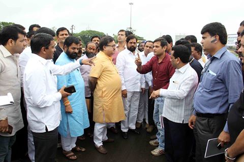 [:en]Hon. Min. PWD Shri Eknath ji Shinde, Contact Min. Raigad Zilla Shri Prakash Mehta, accompanied by MP shri Shrirang Barane, <strong>MLAs Shri Prashat Thakur</strong> and Bharat gogavale inspected the section of N. H. No. 17 between Pnvel and Indapur. Ministers instructed the engineers concerned to complete the work of filling of large pits which is obstructing the vehicular traffic before ganesh festival. Sh M. B. qn BJP taluka present sident wer also present at the tine of visit.[:hi]मा. एकनाथ जी शिंदे सार्वजनिक बांधकाम मंत्री (सार्वजनिक उपक्रम), रायगडचे पालकमंत्री प्रकाश जी मेहता यांच्या सोबत रायगड जिल्हा भाजपा अध्यक्ष आमदार प्रशांत ठाकूर , खासदार श्रीरंग बारणे , आमदार भरत गोगावले यांनी आज पनवेल ते इंदापूर रस्त्याची पाहणी केली . यावेळी माननीय मंत्री महोदय यांनी गणेशोत्सव पुर्वी रस्त्याच्या दुरुस्तीचे काम पुर्ण करण्याचे आदेश संबंधित अधिकाऱ्यांना दिले .[:] &raquo; MLA Prashant Thakur