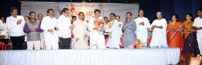 [:en]BJap, on the occassion of 70th anniversary of Independence day organising programmes under the caption 'Azadike Sattar Sal Jara Yaad Kro kurbani' in the country between 9 to 23 August.bjp raigad zilla organised Felicitation of families of Freedom Fighters' at Dr. Deshmukh Sabhagriha Roha under the auspicious presence of Hon. Relve Minister Shri Suresh Ji Prabhu The programme was attended by Shri Satish Dhond Konkan Sanghatqn Mantri, Shri Prashant Thakur Shri Bal Mane,Rajan Teli,Shri. Ganesh Hake...[:hi]भारतीय जनता पार्टी , रायगड जिल्हा यांच्या विद्यमाने '' स्वातंत्र सैनिकांच्या कुटुंबीयांचा सन्मान सोहळा " रोहा येथील डॉ . सी . डी. देशमुख सभागृहात आयोजित करण्यात आला होते . या सोहळ्यास केंद्रीय रेल्वेमंत्री सुरेशजी प्रभू यांची प्रमुख उपस्थिती लाभली . देशाच्या ७० व्या स्वतंत्र दिनाचे औचित्य साधून भाजपच्या ' आझादी के सत्तर साल , जरा याद करो कुर्बानी ' या शीर्षकाखाली ९ ते २३ ऑगस्ट पर्यंत देशभरात विविध कार्यक्रम होत आहेत . याचाच एक भाग म्ह्णून रायगड मध्ये '' स्वातंत्र सैनिकांच्या कुटुंबीयांचा सन्मान सोहळा " या कार्यक्रमाचे आयोजन करण्यात आले होते . यावेळी भाजपचे कोकण संघटन मंत्री सतीश धोंड , रायगड जिल्हा भाजप अध्यक्ष आमदार प्रशांत ठाकूर, माजी आमदार बाळ माने , राजन तेली , प्रदेश प्रवक्ते गणेश हाके व आदी मान्यवर उपस्थित होते .[:] &raquo; आमदार प्रशांत ठाकूर