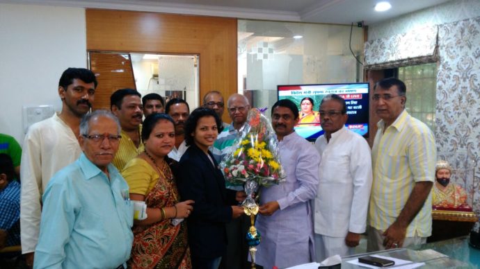 [:en]congratulated and offerred greetings for future to Miss Anuja Korde of Raigad dist. for fetching one gold and one silver medal in the just concluded 6th world cup diamond 2016 Kick boxing games at anapa in russia[:hi]रशियातील अनापा येथे २१ ते २५ सप्टेंबर 2016 दरम्यान पार पडलेल्या ६ व्या वर्डकप डायमंड २०१६ किकबॉक्सिंग स्पर्धेत रायगड जिल्ह्यातील खेळाडूंनी अत्यंत नेत्रदीपक कामगिरी केली . या स्पर्धेत १ सुवर्ण आणि १ रौप्य पदक मिळवणारी अनुजा कोरडे हीच अभिनंदन केलं आणि तिला पुढच्या वाटचालीकरता शुभेच्छा दिल्या ...[:] &raquo; आमदार प्रशांत ठाकूर