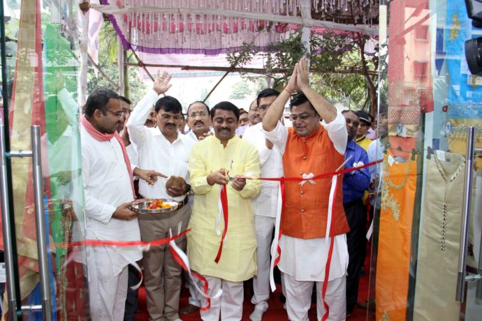 [:en]MLA Prashant Thakur inaugurated a new shop of garments, cosmetics and imitation jwellery namely suryajyoti family shop in sector no. 21 of kamothe city[:hi]कामोठे शहरातील सेक्टर 21 मध्ये नव्याने सुरू झालेल्या "सुर्यज्योती फॅमिली शॉप" या कपडे सोंदर्य प्रसाधने इमिटेशन ज्वेलरी अशा विविध वस्तूंचा भांडार असलेल्या दुकानाचे उदघाटन आमदार प्रशांत ठाकूर यांच्या हस्ते करण्यात आले.[:] &raquo; आमदार प्रशांत ठाकूर