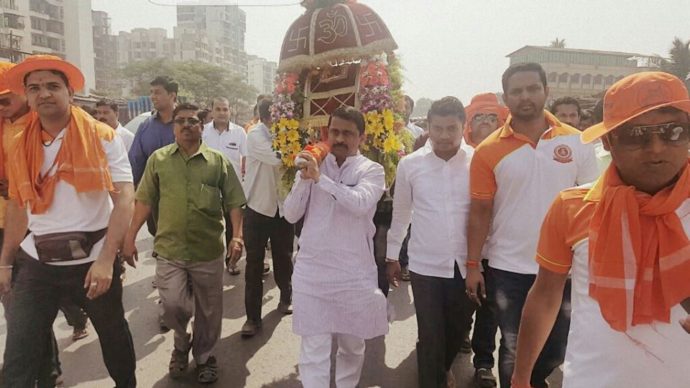 [:en]MLA Prashant Thakur signalled and offered best wishes to Shirdi Palkhi Padyatra participants organised by Om Sairam Padyatri Mitra Mandal. Large no. of sai bhakts were present on the occasion[:hi]ओम साईराम पदयात्री मित्र मंडळ नावडे यांच्या वतीने आयोजित नावडे ते श्री क्षेत्र शिर्डी पालखी सोहळ्यासाठी उपस्थित होतो . यावेळी सार्इभक्त मोठया संख्येने पालखी सोहळ्यात सहभागी झाले होते .[:] &raquo; आमदार प्रशांत ठाकूर