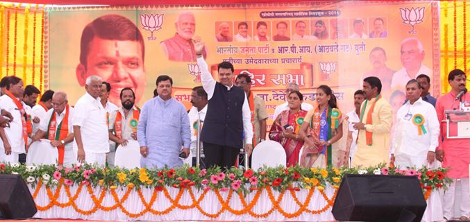 [:en]As part of election campaign of Municipal elections Famous CM. of Maharashtra Shri Devendra Fadanvis addresses a rally at khopoli. He supported the move of hon prime minister of demonetisation and appealed the gathering to support this financial movement to curb and draw the hidden black money. Loknete Ramsheth Thakur,Raigad bjp president Prashant Thakur ,Sampark Pramukh Pravin Darekar ,Jagdish Gaikwad Raigad dist RPI President,BJP office bearers,party workers and citizens in lrge nos were present[:hi]महाराष्ट्राचे लोकप्रिय मुख्यमंत्री मा. श्री. देवेंद्र जी फडणवीस यांनी नगर पालिकेच्या सार्वत्रिक निवडणुकीच्या पार्शवभूमीवर रायगड जिल्ह्यात खोपोली येथे प्रचार सभा घेतली . त्यांनी खोपोली येथे आयोजित करण्यात आलेल्या जाहीर सभेला मार्गदर्शन केले . या सभेस लोकनेते रामशेठ ठाकूर, रायगड जिल्हा भाजपा अध्यक्ष आमदार प्रशांत ठाकूर, जिल्हा संपर्क प्रमुख आमदार प्रवीण दरेकर, रिपाई जिल्हाध्यक्ष जगदीश गायकवाड, या प्रमुख पाहुण्यांची उपस्थिती होती .या सभेस भाजपा पदाधिकारी , कार्यकर्ते व नागरिक मोठ्या संख्येने हजर होते . यावेळी पंतप्रधान नरेंद्र जी मोदी यांनी देशातील काळा पैसा बाहेर काढण्यासाठी जी आर्थिक लढाई सुरु केली आहे . या अर्थक्रांतीचे मुख्यमंत्री मा. श्री. देवेंद्र जी फडणवीस यांनी समर्थन केले. त्यास जनतेने साथ द्यावी ,असे आवाहन केले .[:] &raquo; आमदार प्रशांत ठाकूर