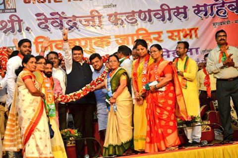 [:en]Hon. CM. Shri Devendra Fadanvis addressed a rally at Pen in raigad dist. being part of Municipal elections. He assured the people of Pen that orders will be issued in Pen Co. Op. Urban nank scam as soon as achar sanhita is over. Raigad Dist BJP President Prashant Thakur MLA Pravin Darekar Office bearers and party workers and local citizens in large nos were present at the time[:hi]नगर पालिकेच्या सार्वत्रिक निवडणुकीच्या पार्शवभूमीवर रायगड जिल्ह्यात पेण येथे महाराष्ट्राचे मुख्यमंत्री मा. श्री. देवेंद्र फडणवीस यांनी जाहीर प्रचार सभेला मार्गदर्शन केले . पेण अर्बन बँकेच्या संदर्भात आचार संहिता संपताच आदेश काढला जाईल , असे त्यांनी सांगितले . या सभेला रायगड जिल्हा भाजपा अध्यक्ष आमदार प्रशांत ठाकूर, जिल्हा संपर्क प्रमुख आमदार प्रवीण दरेकर , आमदार धेर्यशील पाटील , भाजपा पदाधिकारी , कार्यकर्ते व नागरिक मोठ्या संख्येने हजर होते .[:] &raquo; आमदार प्रशांत ठाकूर