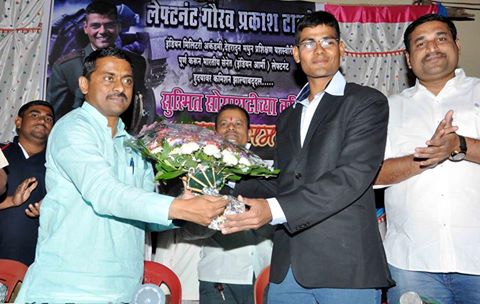 [:en]Susmit CHS Khanda colony organised farewell ceremony to its resident and first Panvelian boy Mr Gourav Tawhare to join Army as Lieutenant. MLA Prashant Thakur expressed his proudness for achieving this position and offered best wishes for the future.[:hi]देशाचे पंतप्रधान नरेंद्र मोदी यांनी दोनवेळा आपली दिवाळी सीमेवर देशाचे संरक्षण करणाऱ्या सैनिकांसोबत साजरी केली.यावर्षी देशभर त्यांच्या आवाहनाने नागरिकांनी देशभर प्रतिसाद देत सैनिकांसाठी दिवा लावून दिवाळी साजरी केली. सैनिकांच्या कुटुंबियांबद्धल समाजात आदराची भावना हवी.तसेच त्यांना शक्य ती मदत शासनाने जबाबदारी म्हणून करावी यासाठी प्रयत्न करणार असल्याचे प्रतिपादन आमदार प्रशांत ठाकूर यांनी नवीन पनवेल येथे केले. पनवेलचे सुपुत्र गौरव टाव्हरे हे लेफ्टनंट पदावर रुजू होत असल्याने सुस्मित सोसायटीच्या वतीने त्यांच्यासाठी शुभेच्छा समारंभ आयोजित केला होता. पनवेलचा पहिलाच तरुण भारतीय सैन्यात अधिकारी पदावर दाखल होतोय त्याबद्धल अभिमान असल्याचे सांगत त्यांनी गौरवला शुभेच्छा दिल्या. पनवेलकरांच्या प्रेमाच्या शिदोरीवर यशाची शिखरे पादाक्रांत करा असेही आमदार प्रशांत ठाकूर म्हणाले.[:] 1