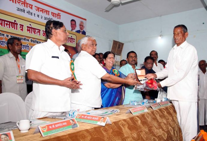 [:en]MLA Mrs Manda Mhatre inaugurated free health check up and free medicine camp organised by BJP Ulwe node 1,2 at Ch. S. Hischool n J. B. Jr. Colllege. Loknete Ramsheth Thakur was the chief guest e MLA Prashant Thakur was present on the occasion. During this Jumbo Health camp,Paediatric,Gynaec, Diabetic,Dentic and ent patients were checked up and were prescribed with free medicines. Free eye check up and deaf dumb check up also performed and supplied with specs and hearing aid equipments. Nerly 3000 People participated this camp.[:hi]भारतीय जनता पार्टी उलवे नोड 1 व 2 यांच्या वतीने कोपर-गव्हाण येथील श्री छत्रपती शिवाजी विद्यालय व जनार्दन भगत ज्युनिअर कॉलेज येथे आयोजित करण्यात आलेल्या मोफत आरोग्य तपासणी व मोफत औषधोपचार महाशिबीराचे उदघाटन आमदार मंदातार्इ म्हात्रे यांच्या हस्ते व माजी खासदार लोकनेते रामशेठ ठाकूर यांच्या अध्यक्षतेखाली झाले . शिबिरास आमदार प्रशांत ठाकूर उपस्थित होते . या महाशिबीरात सर्वसाधारण रोग, बालरोग, महिलांचे आजार, त्वचारोग, हाडांचे रोग, हृदयविकार दंतरोग, मधुमेह, नाक, कान व घसा, आयुर्वेदिक उपचार अशा विविध आरोग्य तपासण्यांसह औषधोपचार देण्यात आले. त्याचबरोबरीने मोफत नेत्र तपासणी व चष्मे तसेच कर्णबधिरांना श्रवणयंत्र वाटपही करण्यात आले.या महाशिबीराचा तीन हजारहून अधिक शिबीरार्थींनी लाभ घेत उत्स्फूर्त प्रतिसाद दिला.[:] &raquo; आमदार प्रशांत ठाकूर