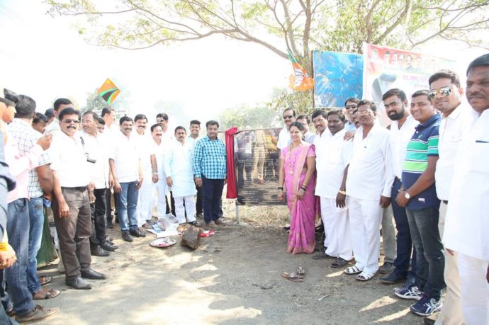 [:en]Hon. Ravindra Ji Chouhan Min. of State Ports,Medical Education laid down the foundation stone of work of upscaling and maintenance of roadbwork between devicha pada to shiravali wangani taloja mdr 13 Mahodar road under mukhyamantri gram sadak yojana at village chindhran and pale kd. MLA and Raigad dist bjp president Prashant Thakur ,Bjp office bearers and villagers in large nos were present on the occassion.[:hi]मुख्यमंत्री ग्राम सडक योजना २०१५-१६ अंतर्गत देवीचा पाडा ते शिरवली वांगणीतर्फे तळोजा रस्ता व एम डी आर १३ ते महोदर रस्ता दर्जोन्नती व देखभाल करणे या कामांचा भूमिपूजन बंदरे, वैद्यकीय शिक्षण, माहिती व तंत्रज्ञान, अन्न व नागरी पुरवठा, ग्राहक संरक्षण राज्यमंत्री रवींद्र जी चव्हाण यांच्या हस्ते चिंध्रन व पाले खुर्द येथे करण्यात आले . या समारंभास '' रायगड जिल्हा भाजपा अध्यक्ष आमदार प्रशांत ठाकूर '' भाजपा पदाधिकारी, कार्यकर्ते , शिरवली विभागातील ग्रामस्थ उपस्थित होते .[:] 1