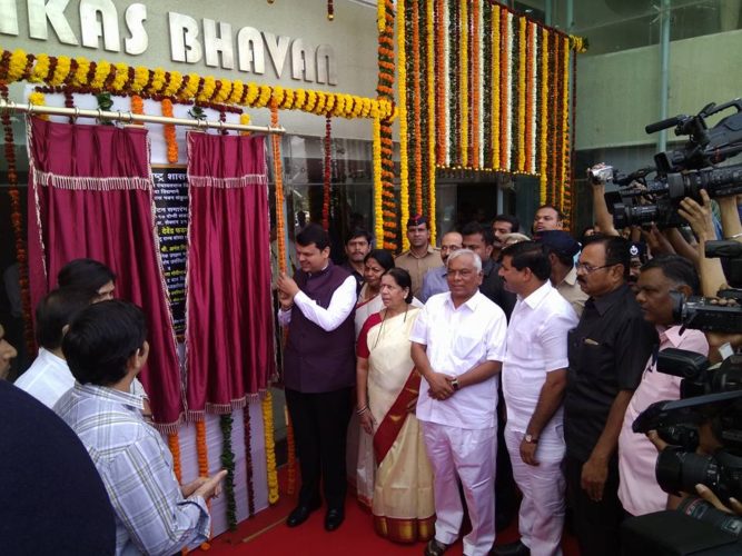 [:en]Hon.CM Devendra Ji Fadanvis inaugurated newly constructed Grambhavan at Kharghar in the august presence of Hon.Min.Minister for Rural Development Pankaja Munde and other dignitories. MLA and Raigad Dist BJP President was present at the time[:hi]खारघर येथे ग्रामविकास भवनाचे उदघाटन मुख्यमंत्री देवेंद्रजी फडणवीस यांचा हस्ते आणि ग्रामविकासमंञी पंकजाताई मुंडे यांच्या अध्यक्षतेखाली करण्यात आले . यावेळी रायगड जिल्हा भाजप अध्यक्ष आमदार प्रशांत ठाकूर उपस्थित होते .[:] 1