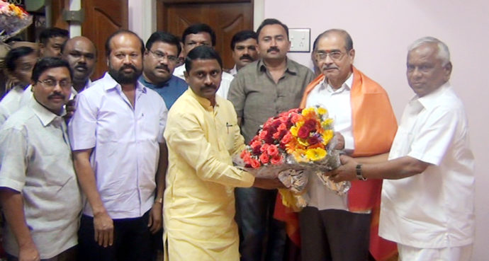 [:en]Lakhs of Das disciples expressed their joy and thanked the GOI for awarding Padmabhushan to senior Nirupankar Maharashtra bhushan awardee shri appasaheb Dharmadhikari. Loknete Ramsheth Thakur President Raigad Dist BJP MLA Prashant Thakur and Sarchitnis and trustee of JNPT shri Mahesh Baldi paid visit to Appasaheb's residence at Revdanda Alibag and sought his blessings [:hi]थोर निरुपणकार महाराष्ट्रभूषण सदगुरू आप्पासाहेब धर्माधिकारी यांना भारत सरकार तर्फे पदमश्री पुरस्कार जाहीर झाल्यामुळे दासभक्तांच्या आनंदाला पारावर उरला नाही. यावेळी लोकनेते रामशेठ ठाकूर,भाजपचे जिल्हाध्यक्ष आ. प्रशांत ठाकूर,सरचिटणीस व जेएनपीटीचे विश्वस्त महेश बालदी व अन्य पदाधिकारी व कार्यकर्त्यांनी आप्पास्वारींच्या अलिबाग रेवदंडा येथील निवासस्थानी जाऊन त्यांची भेट घेऊन आशीर्वाद घेतले.[:] &raquo; आमदार प्रशांत ठाकूर