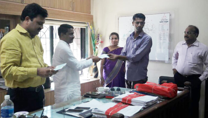 [:en]Mla Shri Prashant Thakur distributed cheques to the beneficiaries of National Family Beneficiary scheme . while speaking at the event he appealed to Tahsildar Panvel to use maximum technology in the administration as State and central govt has modified old schemes and introduced new schemes for the benefit of common people .he also suggested that beneficiaries of sanjay gandhi be brought under national family benefit scheme. The national family benefit scheme is aimed to provide financial assistance of Rs.20000 to the legal heirs of the person between the age group of 18-59 and the only earning member in the family . Eleven such beneficiaries were handed over cheques. Speaking at the time Shri Akade Tahsildar Panvel said that instructions were that beneficiaries to be searched by visiting each and every village and the requisite form be filled in. He also informed that till date 311 have been benefited and appealed that if any deceased person who is below poverty line be reported by his relatives.[:hi]सर्वसामान्य माणसाला सहकार्य व्हावे यादृष्टीने कांही नव्या योजना तसेच जुन्या योजनांमध्ये दुरुस्ती केंद्र व राज्य सरकारने केली आहे. या लोकाभिमुख अंमलबजावणी प्रशासनाने करताना तंत्रज्ञानाचा वापर वाढवणे आवश्यक आहे अशी सूचना भाजपाचे रायगड जिल्हाध्यक्ष आमदार प्रशांत ठाकूर यांनी पनवेल तहसीलदारांना केली आहे. आज आमदार प्रशांत ठाकूर यांच्या हस्ते राष्ट्रीय कुटुंब लाभ योज़नेच्या लाभार्थीना धनादेश वाटप करण्यात आले;त्यावेळी ते बोलत होते. राष्ट्रीय कुटुंब लाभ योज़नेच्या लाभार्थीना संजय गांधी निराधार योजनेचासुद्धा लाभ द्यावा अशीही सूचना त्यांनी यावेळी दिली व त्यानुसार कार्यवाही सुरु झाली आहे. गीता फडके -- बोनशेत ,सुरेखा कातकरी -- वाजे ,छाया ठाकूर --तक्का ,चांगी कांबडी --- कोंबडटेकडी ,दत्तात्रय लबडे -- आरवली ,मीराबाई धोंडे -- मालधक्का ,अंजली दिसले -- चिंचवली ,लीलावती म्हात्रे -- केळवणे ,शेवंता कातकरी --चेरवली ,गुलाब कातकरी -- शिरढोण ,बाळी वाघ -- वारदोली याना आज धनादेश वाटप करण्यात आले . १८ ते ५९ वयोगटातील दारिद्र्यरेषेखालील व्यक्तींच्या घरात मागील वर्षामध्ये कमावती व्यक्ती मयत पावली असेल तर त्यांच्या वारसाला २०००० रुपयांची मदत राष्ट्रीय कुटुंब लाभ योज़नेअंतर्गत शासनातर्फे देण्यात येते. याबाबत आज मागील महिन्यात तहसील कार्यालयाला आढळलेल्या ११ जणांना या योजनेअंतर्गत धनादेश वाटप करण्यात आले. यासंदर्भात माहिती देताना पनवेलचे तहसीलदार दीपक आकडे म्हणाले कि, आ. प्रशांत ठाकूर यांच्या स्पष्ट सूचना होत्या कि गावागावात जाऊन नागरिकांचे फॉर्म भरून घ्यावेत व त्यांना या योजनेचा लाभ मिळवून द्यावा. त्यानुसार २ महिन्यातून एकदा ग्रामपंचायतींच्या मयत नोंद वहीचा आढावा घेण्यात येतो असे त्यांनी सांगितले. आतापर्यन्त पनवेल तालुक्यात ३११ लाभार्थीना याचा लाभ मिळवून दिल्याची माहितीसुद्धा यावेळी आकडे यांनी दिली. मागील वर्षात दारिद्र्यरेषेखालील कुटुंबातील व्यक्ती मयत झाली असेल तर त्यांच्या नातेवाईकांनी तहसील कार्यालयाशी संपर्क करावा असे आवाहनसुद्धा त्यांनी यावेळी केले.[:] &raquo; आमदार प्रशांत ठाकूर