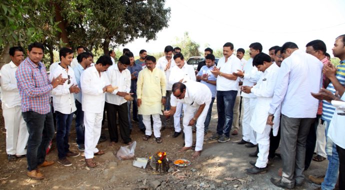 [:en]Mla Shri Prashant Thakur offered new year gift to the rural citizens by inaugurating several developmental works such as concretization of road at chikhale,approach road to crematorium at bhangar in panvel tahsil. Several of these developmental work are carried out by him with striving efforts to fetch lakhs of budgetary provisions from DRDA,Local mla fund. He also got sanctioned several developmental work through Hon CM and Hon Finance Min.[:hi]आमदार प्रशांत ठाकूर यांच्या स्थानिक विकास निधीतू तसेच त्यांच्या अथक प्रयत्नातून जिल्हा नियोजन व ग्रामीण विकास निधी त्याचबरोबर मुख्यमंत्री, वित्तमंत्री ग्रामविकास मंत्री यांच्या मार्फत लाखो रूपयांचा निधी उपलब्ध करून अनेक विकासकामे मंजूर केली आहेत. याच पार्शवभूमीवर पनवेल तालुक्यातील चिखले येथे रस्ता काँक्रीटीकरण आणि भानघर येथील स्मशानभूपर्यंतचा रस्ता तयार करणे या कामांचा भूमिपूजन करण्यात आले . ग्रामीण भागातील विकासकामांचे भूमीपूजन करीत आमदार प्रशांत ठाकूर यांनी नागरिकांना नववर्षाची विकासभेट दिली आहे[:] &raquo; आमदार प्रशांत ठाकूर